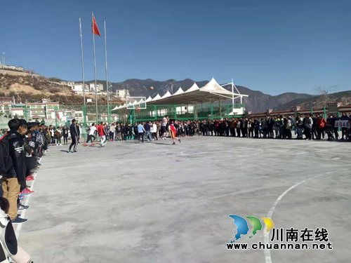 泸县教师牵手藏区教师举行篮球友谊赛(图3) 泸县教师牵手藏区教师举行篮球友谊赛(图3)