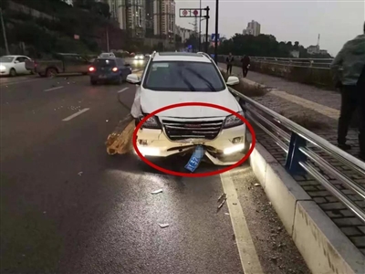 泸州司机下车买口香糖 越野溜下坡撞人致死(图2) 泸州司机下车买口香糖 越野溜下坡撞人致死(图2)