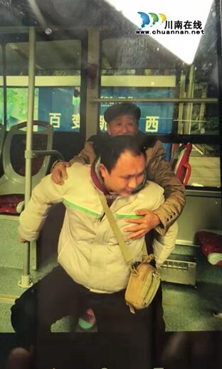 泸州公交司机背老人上下车 市民发朋友圈点赞(图1) 泸州公交司机背老人上下车 市民发朋友圈点赞(图1)