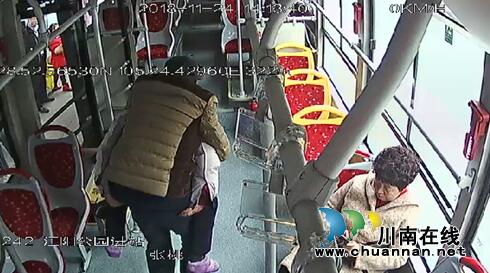 泸州公交司机背老人上下车 市民发朋友圈点赞(图2) 泸州公交司机背老人上下车 市民发朋友圈点赞(图2)