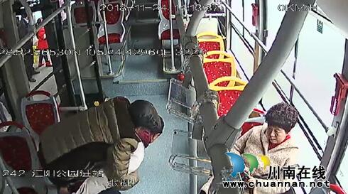 泸州公交司机背老人上下车 市民发朋友圈点赞(图3) 泸州公交司机背老人上下车 市民发朋友圈点赞(图3)