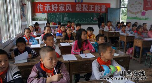 泸县立石镇团结小学开展“感恩”系列主题实践活动(图1)