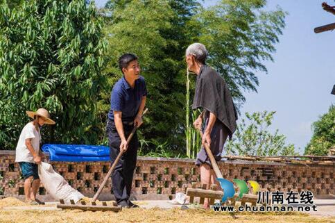 胡运华：丹心铸忠诚&nbsp;情满扶贫路(图3)
