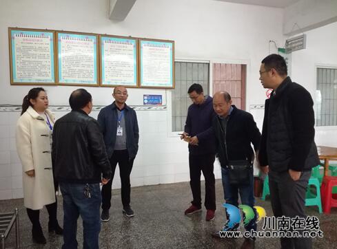 泸县食药监局到潮河镇督导校园食品安全工作(图1)