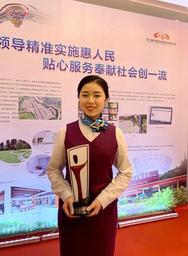 “最美中国路姐”李洁心：浅笑嫣然情暖高速&nbsp;平凡坚守乐在其中(图2)