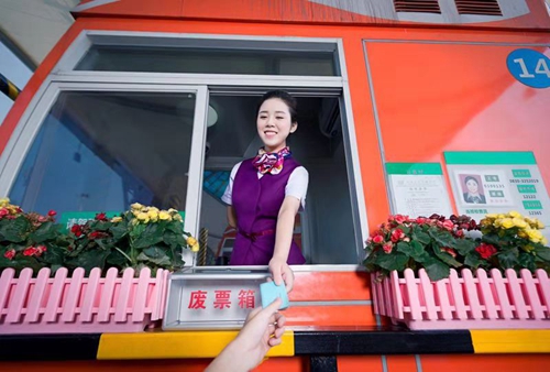 “最美中国路姐”李洁心：浅笑嫣然情暖高速&nbsp;平凡坚守乐在其中(图5)