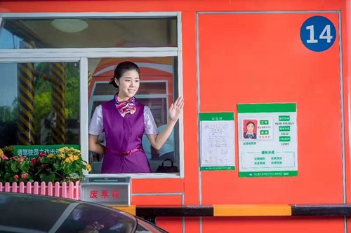 “最美中国路姐”李洁心：浅笑嫣然情暖高速&nbsp;平凡坚守乐在其中(图6)