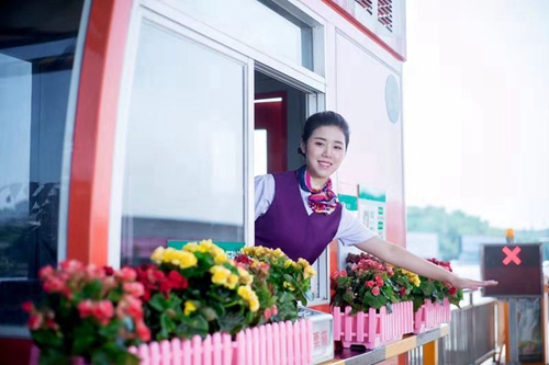 “最美中国路姐”李洁心：浅笑嫣然情暖高速&nbsp;平凡坚守乐在其中(图7)