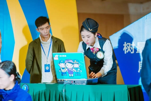 “最美中国路姐”李洁心：浅笑嫣然情暖高速&nbsp;平凡坚守乐在其中(图14)