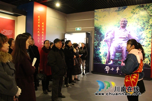 龙马潭区红星街道组织机关、社区党员参观“改革开放总设计师邓小平——纪念改革开放40周年专题展”(图1)