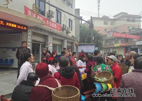 泸县百和镇开展世界艾滋病日宣传活动(图1)