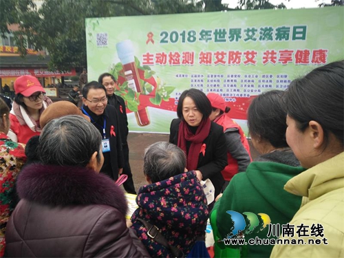 纳溪区委书记参与第31个“世界艾滋病日”宣传活动(图1)