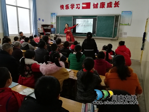 纳溪区天仙镇学校开展“母女父子同上一节课”(图1)