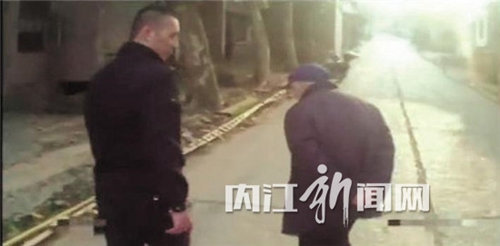 内江八旬老人到银行取款&nbsp;民警当保镖送其回家(图1)