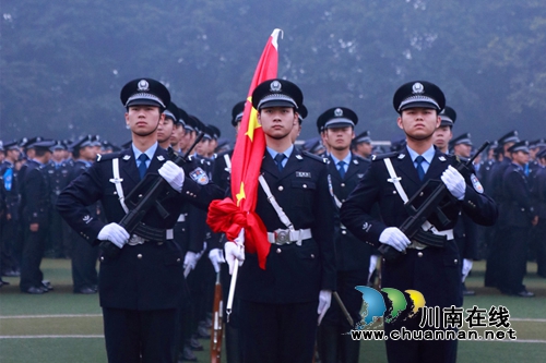 四川警察学院举行国家宪法日主题升国旗仪式(图1) 四川警察学院举行国家宪法日主题升国旗仪式(图1)
