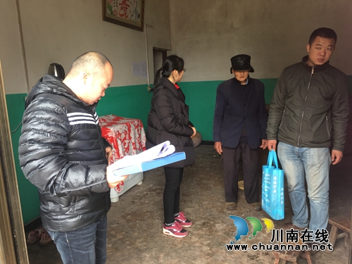 泸县县委政法委到立石镇开展精准扶贫入户走访工作(图1)