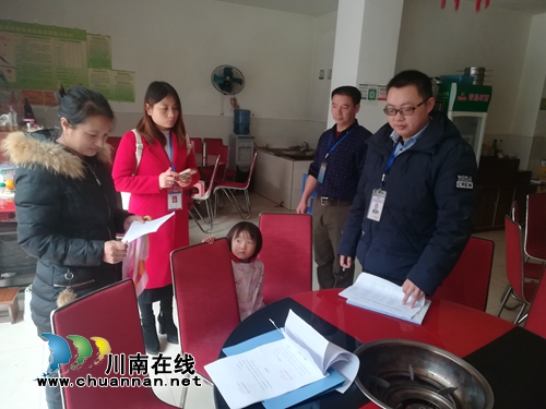 泸县海潮镇开展餐饮业油烟整治入户宣传活动(图2)