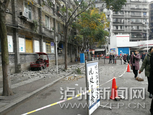 泸州一老楼砖头掉落砸伤老人&nbsp;打围施工排隐患(图1)