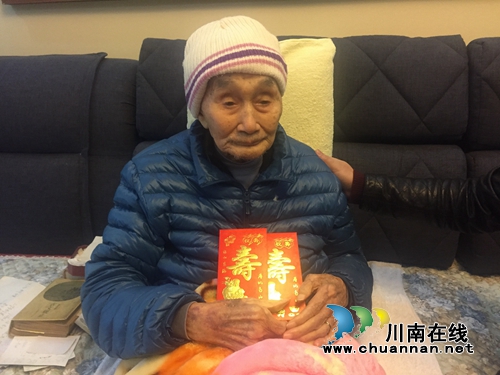 江阳区华阳街道龙驰社区走访慰问百岁老人(图2)