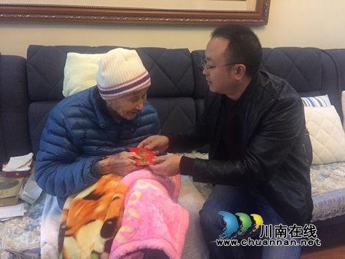 江阳区华阳街道龙驰社区走访慰问百岁老人(图1)