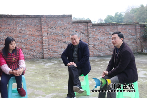 泸县政协副主席杜开卷到百和镇慰问贫困户(图1)