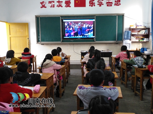 纳溪区天仙镇学校开展“12.4”宪法日学习活动(图1)