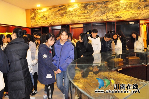 生命教育新形式&nbsp;师生参观泸州市殡仪馆(图2)