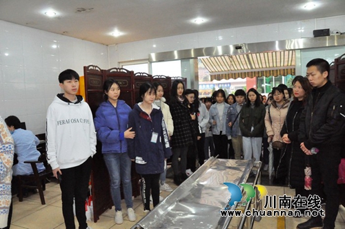 生命教育新形式&nbsp;师生参观泸州市殡仪馆(图1)