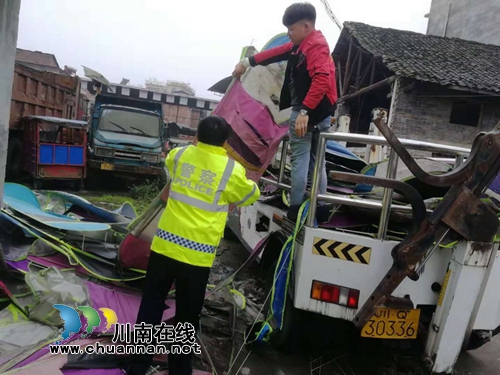 宜宾筠连交警大队强力出击整治城区交通秩序(图1)