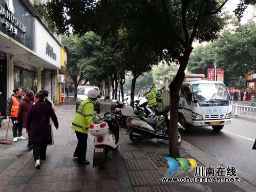 宜宾筠连交警大队强力出击整治城区交通秩序(图2)