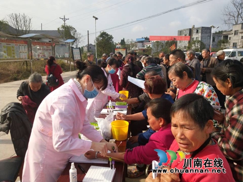 泸县立石镇爱心服务队到村开展艾滋病初筛及体检活动(图1)