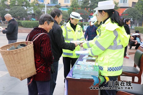 泸县公安局多举措开展第七个122“全国交通安全日”主题宣传活动(图1)