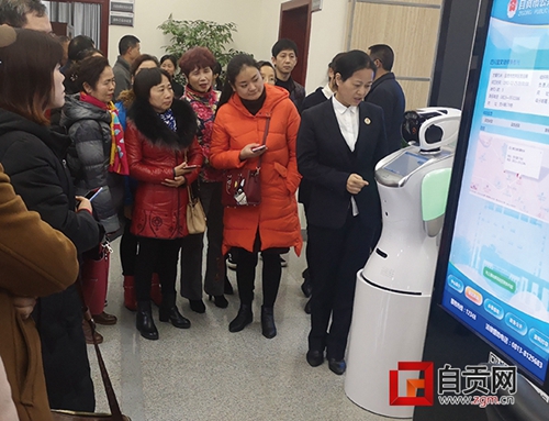 智能法律机器人亮相自贡公共法律援助中心大厅(图1)