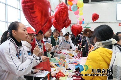 微爱暖寒冬！泸州十二中开展爱心义卖活动(图4)