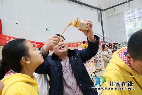 微爱暖寒冬！泸州十二中开展爱心义卖活动(图6)