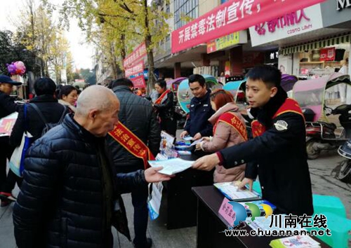 合江县食药监局开展宪法宣传活动(图1)