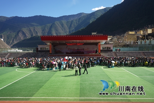 呷拉中学举行首届校园歌手大赛(图1)