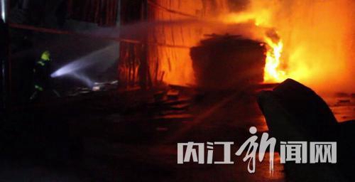 内江一木材加工厂凌晨起火&nbsp;消防成功排险(图1)