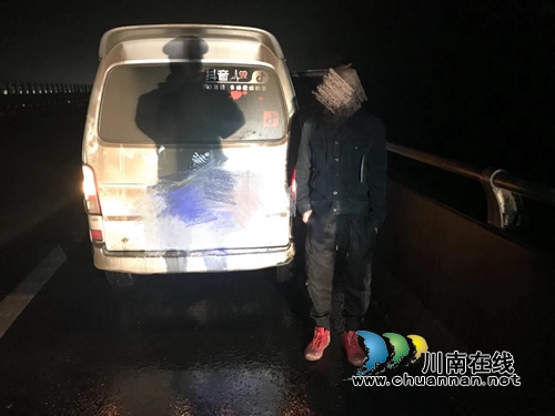 泸州：面包车变“加油站”&nbsp;高速交警逮个正着(图2)