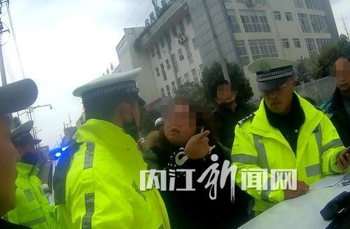 内江男子违规停车遭处罚&nbsp;其妻大闹执法现场被拘(图1)