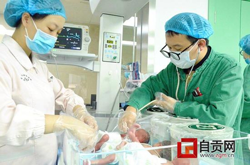 幸福三重奏！自贡35岁高龄产妇诞下三胞胎(图3)