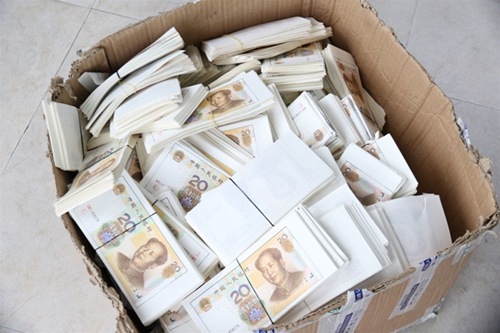 泸州男快递旧书藏猫腻&nbsp;警方顺藤摸瓜破获假钞案(图1)