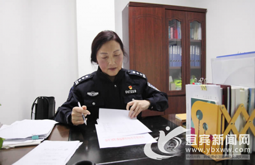 宣传交通安全知识&nbsp;女民警把自己练成“段子手”(图1)