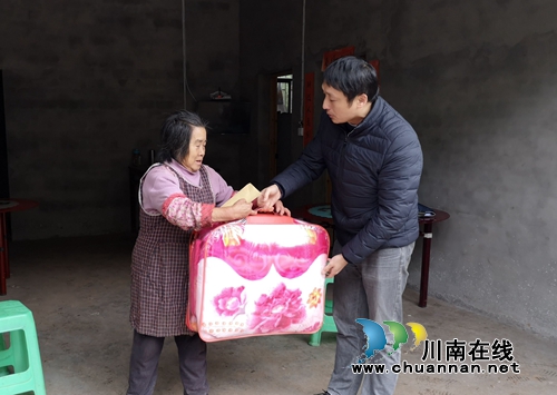 纳溪区委编办到渠坝镇立石村开展“送温暖”慰问活动(图1)