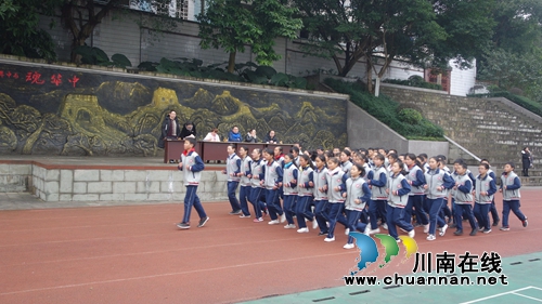 合江九支中学举行大课间比赛(图1)