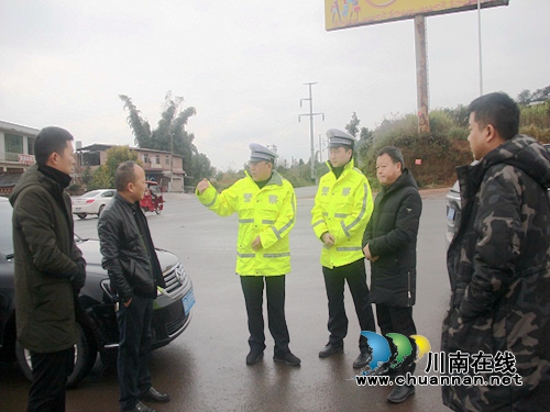 宜宾叙州区交管大队联合管委会人员对事故多发点段开展隐患排查(图1)