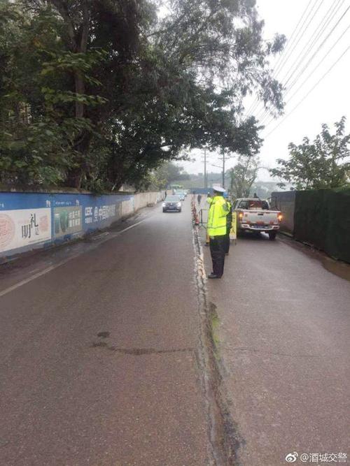 泸州前进上路道路现裂缝&nbsp;存安全隐患交通管制(图1)