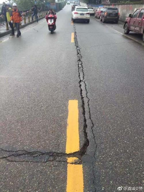 泸州前进上路道路现裂缝&nbsp;存安全隐患交通管制(图2)