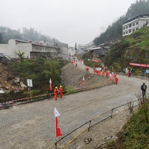 叙永因山体滑坡中断4天的叙威公路已经通车(图1)