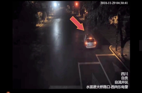 自贡醉司机等红绿灯&nbsp;等了3小时撞树了也没醒(图1)